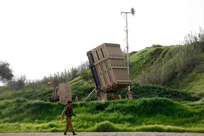 2019年1月24日，在以色列特拉维夫，以军士兵从“铁穹”防御系统附近经过。新华社/法新