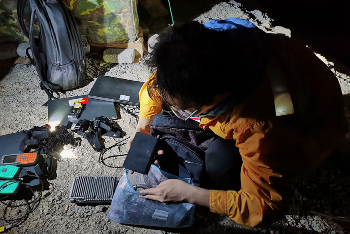 桑达无线工作人员凌晨冒大雨在铁道旁天窗作业，完成路局验证需求