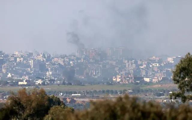 ▲资料图：以色列轰炸加沙地带后，烟雾在加沙地带上空翻滚。图/新华社
