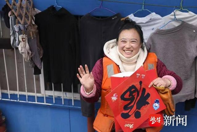 船员迎新拍照过大年 高刚 摄