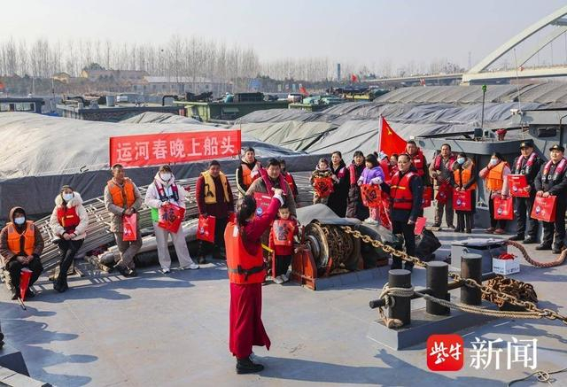 运河春晚上船头 高刚 摄