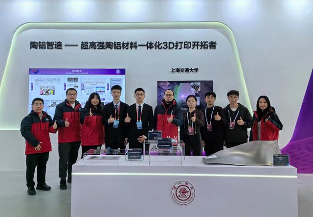 王洪泽（左一）指导学生团队获2023年中国国际大学生创新大赛上海市总冠军。受访者 供图