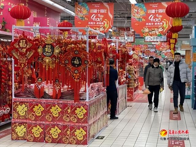 　　市民在华润万家河北东路店购物。资料图片