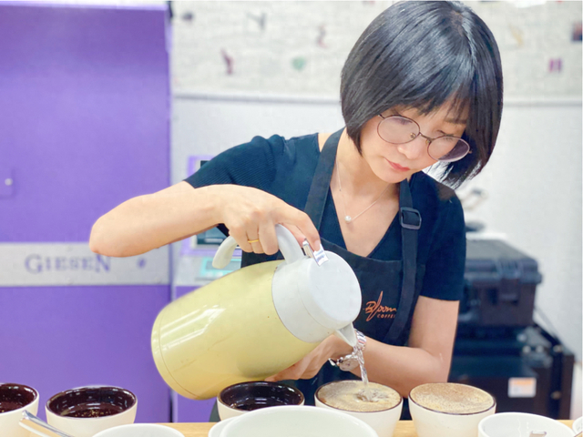 咖啡品鉴师:浓情氤氲里的力量与热情|咖啡|咖啡师|兰州_新浪新闻