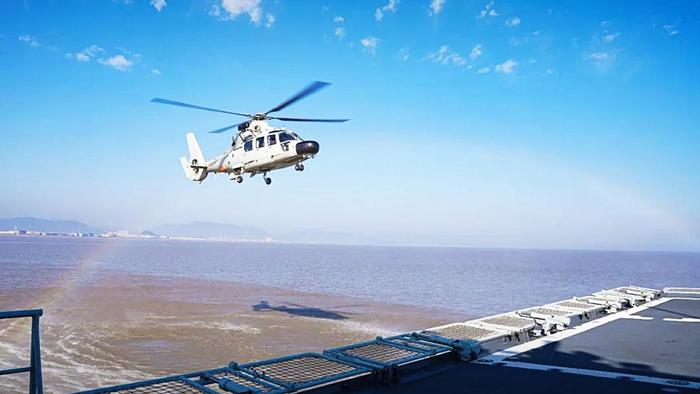 艦機聯訓東部戰區海軍航空兵飛行團直奔訓練海域