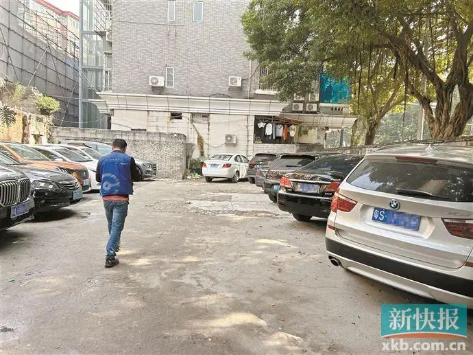 ▲代泊车司机带着记者前往与其公司有合作的停车场停车。