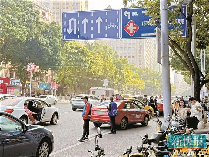 ▲省人民医院旁，代泊车司机正在揽客。