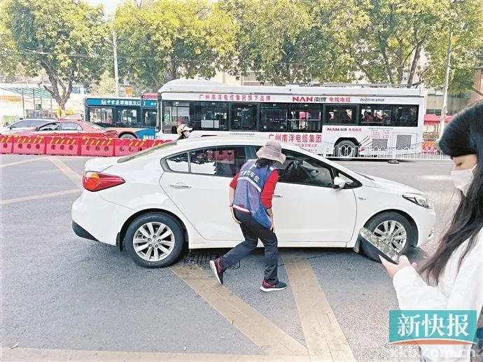 ▲在中山二路和蟾蜍岗路交界处，带路人正在揽客。