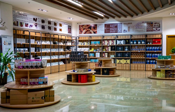 设立在普洱市的云南国际咖啡交易中心内展示不同种类的咖啡产品 新华社记者 陈欣波 摄
