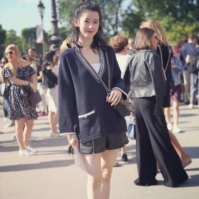 富商老婆章泽天带火了一种简约穿法:宽松毛衣 短裤,高级又洋气