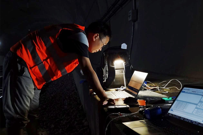 在高铁“天窗时间”帮助客户提升电台性能