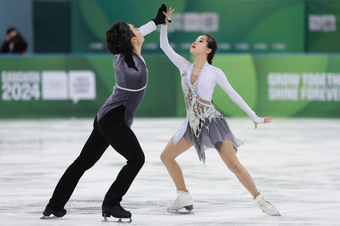 1月30日,中国选手刘桐(右)/葛全朔在自由舞比赛中.