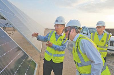 中企承建的沙特阿尔舒巴赫光伏电站是在建的全球最大单体光伏电站。图为工作人员介绍电站情况。本报记者 管克江摄