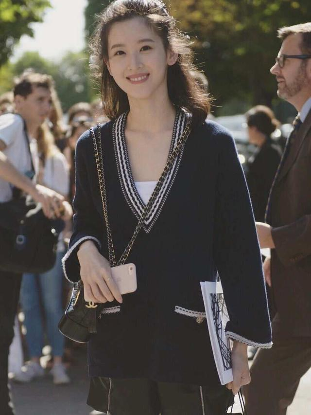 富商老婆章泽天带火了一种简约穿法:宽松毛衣 短裤,高级又洋气|章泽天