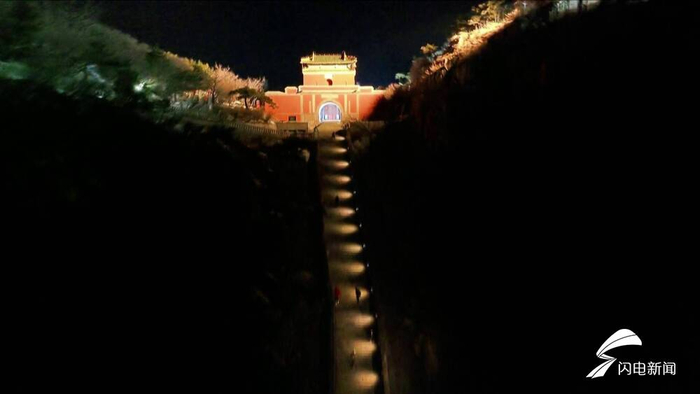 醉美泰山夜色 亮灯后的泰山十八盘犹如金龙盘旋