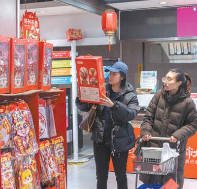 北京十里堡盒马店，消费者选购年货。种震宇摄