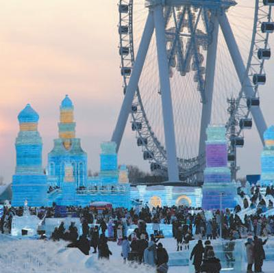 游客在黑龙江哈尔滨冰雪大世界园区游玩。孙立君摄