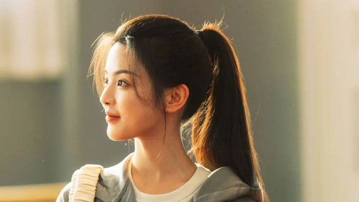 利落活泼的高马尾很好地露出了肩颈线条,额前的龙须刘海也上大分,五官