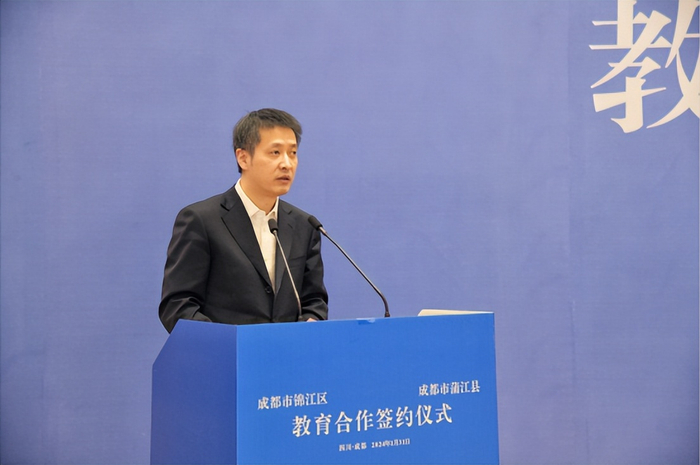 赵钢表示,在成都市"两会"召开的重要时刻,锦江区与蒲江县举行合作办学