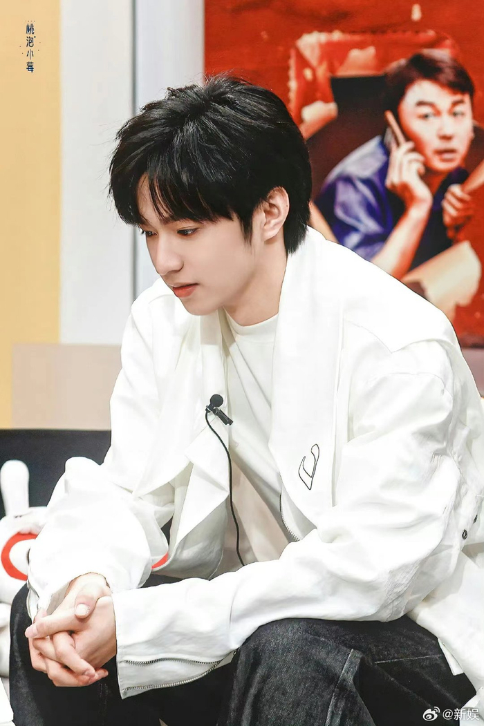 刘耀文今日扫楼生图96白色衬衫妥妥青春男高