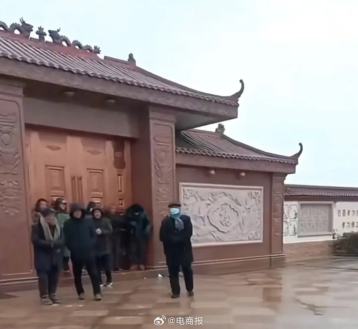 刘强东老家门口站满了村民