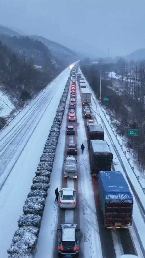 河南湖北大降雪许广高速堵车长达50公里