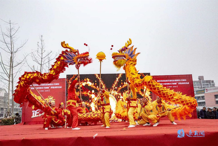 "龙行龘龘"系列报道⑦|舞出中国传统文化的风采|舞龙队_新浪新闻