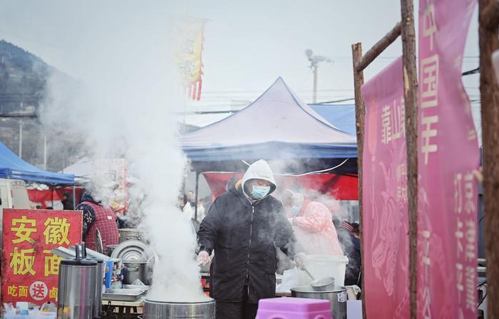2月1日，平谷区靠山集大集上，安徽板面摊位生意红火。新京报记者 薛珺 摄