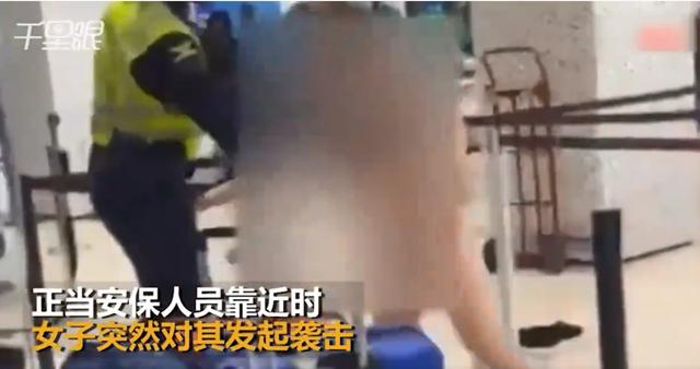 美國女牙醫機場發飆脫光衣服襲擊警察