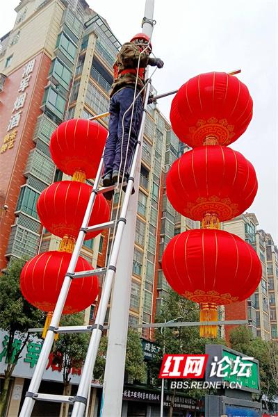 大红灯笼高高挂,欢天喜地迎新年|挂灯笼|迎新年|春联_新浪新闻