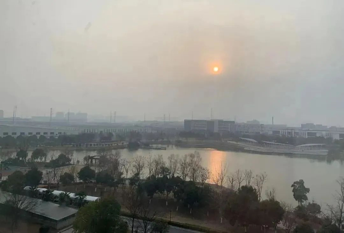 ▲俯瞰滁州，远处矗立着繁多的高架电缆，为超级工厂提供电能。由闫俊文摄影。