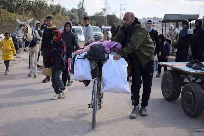 当地时间2024年1月30日，加沙地带南部，以军扩大在汗尤尼斯的地面攻势，民众逃离家园。图/IC photo
