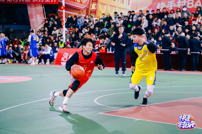 刘炜祺（左）在赛场上。