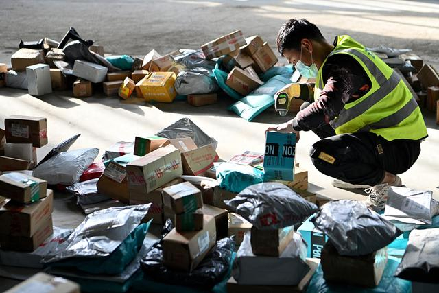 2024年1月29日，昆明，中国邮政云南省分公司昆明东部分拨中心内，工作人员分拣快递。 视觉中国 图