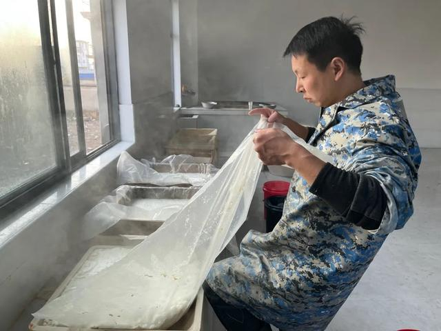淮南市寿县八公山乡大泉村的黄家豆腐坊内，黄中宝正在制作豆腐。祁倩倩 摄