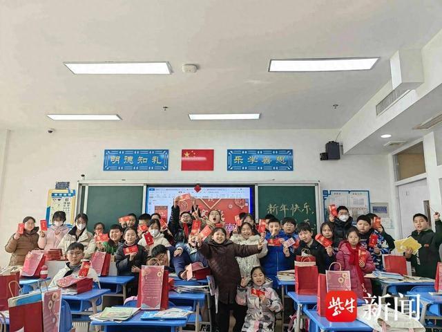 鹽城一小學給學生髮百元現金紅包,鼓勵