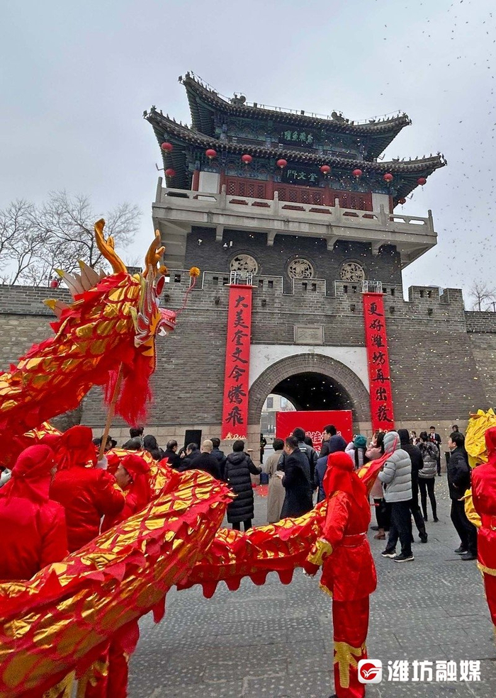 年味潍坊巨幅春联亮相奎文门快来打卡