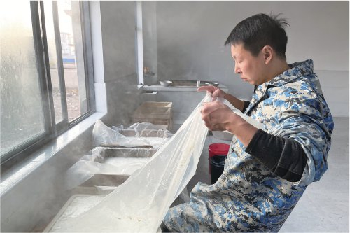 　　安徽省淮南市寿县八公山乡大泉村的黄家豆腐坊内，黄中宝正在制作豆腐。　农民日报·中国农网记者　祁倩倩　摄