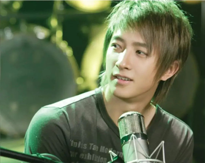 junior-m,而身为中国人的韩庚也自然而然地担任起了组合的队长