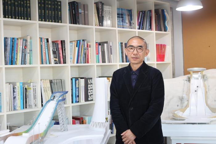 清华大学建筑学院院长张利中国建筑师通过建筑将人与自然理念传递到