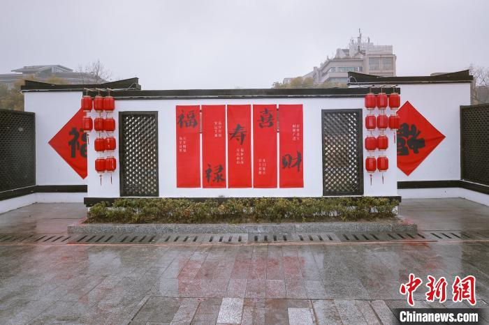 走进浙江杭州吴山广场,一面面墙上贴满了"福"字,"万福"齐聚横穿百米