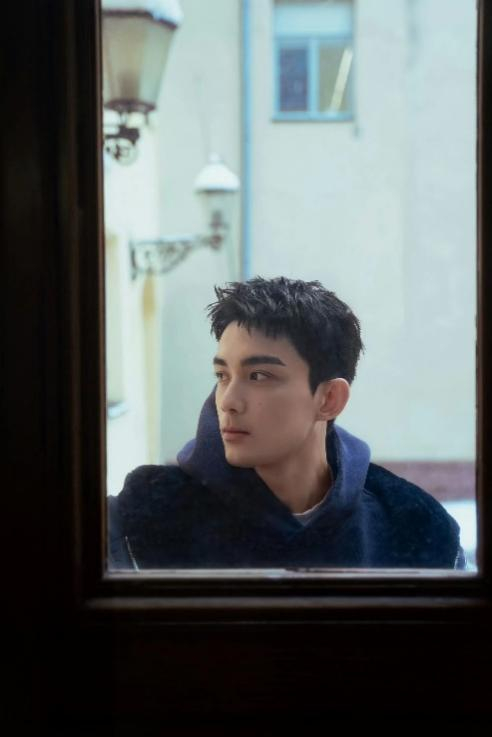 吴磊新剧《在暴雪时分》开播在即 细腻演技为角色注入灵魂|在暴雪时分