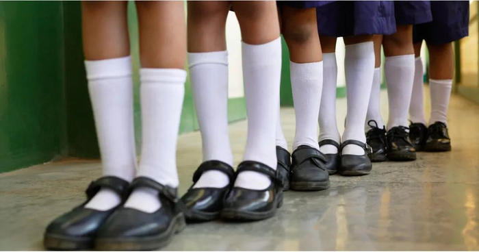 "在学校旅行的行李检查中,有部分学生的内衣因不是白色被没收.