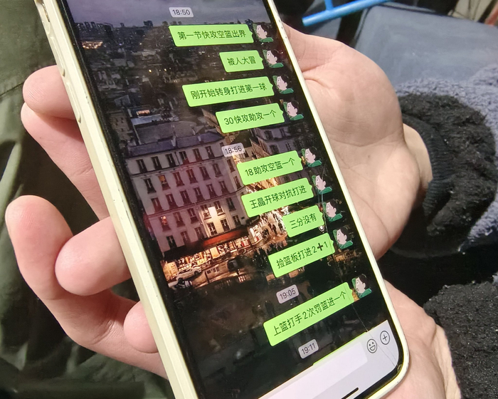 李梓弘帮教练张钧齐记录比赛回合。