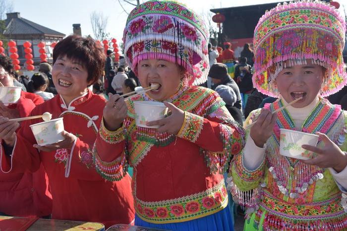 貴州黔西龍騰萬里賀新春歡聲笑語迎新年