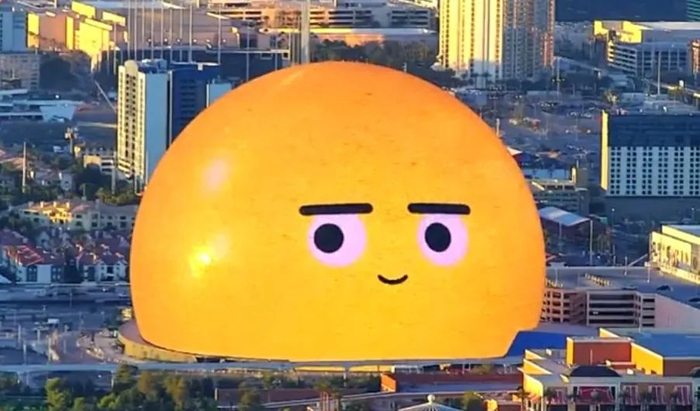 当然最近以emoji而闻名的巨大艺术装置,则是位于拉斯维加斯的这个