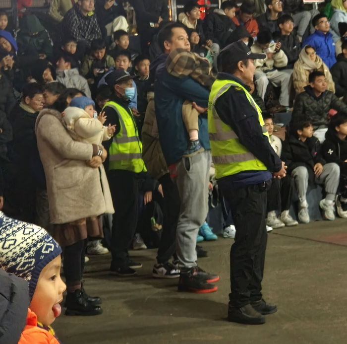 嘬着奶嘴看球的小朋友。