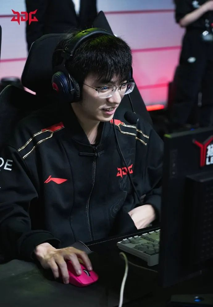 尤其是上一场jdg首发上单圣枪哥后,有关sheer或者是说有关jdg的谣言甚