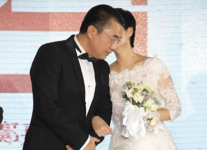 46岁娶小9岁娇妻,如今和女儿一起晒幸福|董勇_新浪新闻