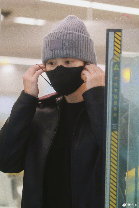 饭拍机场路透9615 明天就可以见面了|朴灿烈|机场路|见面会_新浪